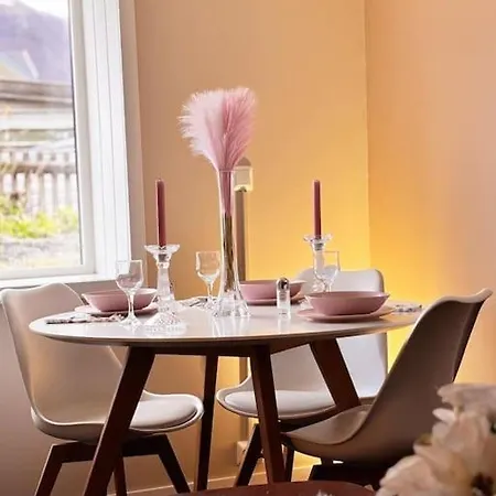 Koselig Og Sentralt Blant Lokalbefolkningen - Netflix - Parkering Apartment Tromso Exterior photo